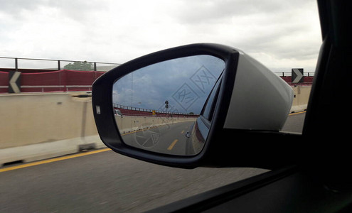 夏季在高速公路上驾驶汽车的交通图片