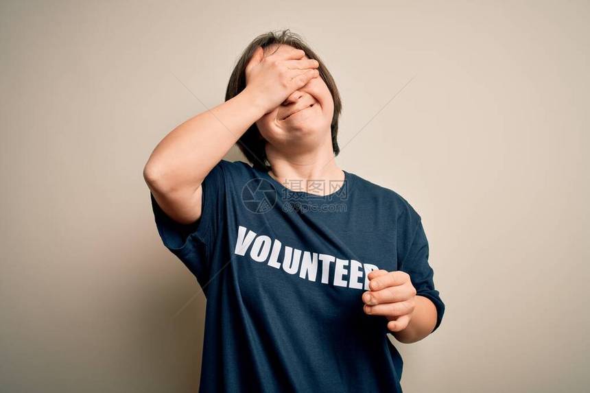 年轻综合症志愿者女身着社会关怀慈善团体T恤图片