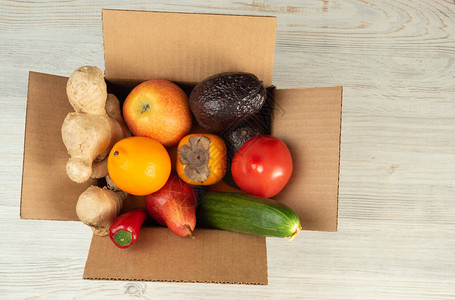 水果和蔬菜在盒装箱内交付图片