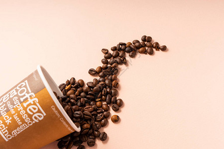 咖啡卡布奇诺咖啡咖啡咖啡豆放在粉红背景图片