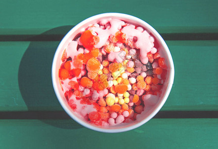 纸杯水果五颜六色的纳米冰淇淋顶视图在绿色背景的纸杯冰淇淋图片
