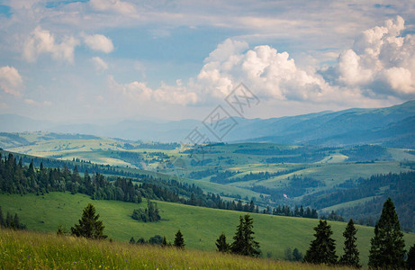 延时视频夏月风景与喀尔巴阡山脉博尔扎背景