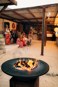 环形烧烤桌在瞪羚附近的上图片