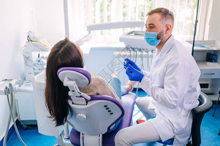 女坐在牙医的椅子上接受牙科检查牙图片