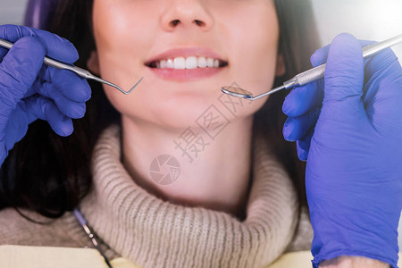 在牙医口腔检查时图片