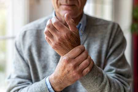 有关节炎的老人搓手图片