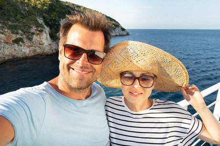 美丽的浪漫的caucasian夫妇在暑假时拍自画像照片图片