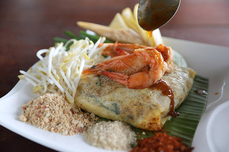 当地泰国菜垫泰式虾仁炒面图片