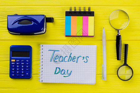 教师日概念平坦黄色木制桌上的文具教育材图片