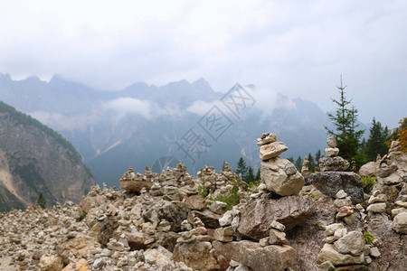 山中游客制作的石塔图片