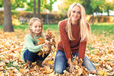 在自然秋天公园里玩叶子的幼童和幼童快乐的年轻caucasian图片