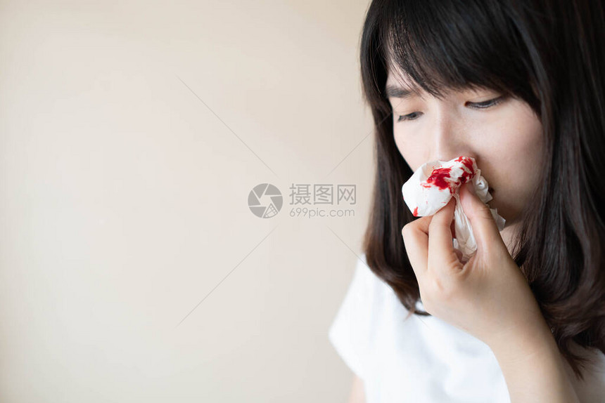 年轻的亚洲女人鼻出血图片
