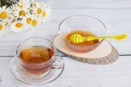 蜂蜜温泉和一杯酿制的草药甘菊茶蜂蜜图片