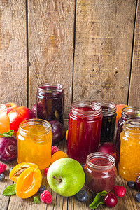 各种浆果和水果酱一套各种季节夏季浆果和水果酱果酱和果酱木质朴图片