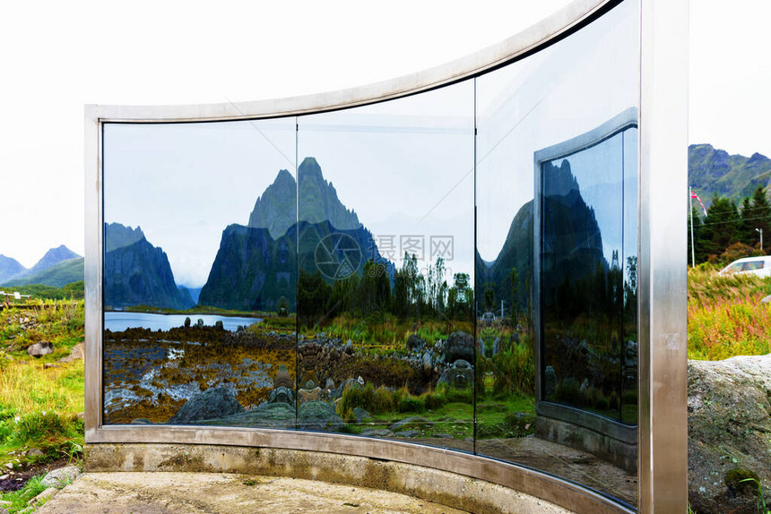 混凝土玻璃钢镜反射着周围的fjordmountains图片