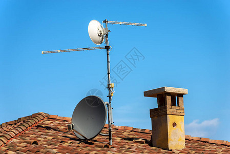 空中电视和卫星Dish在明蓝天空图片
