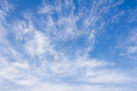清澈的蓝色天空与白云背景图片