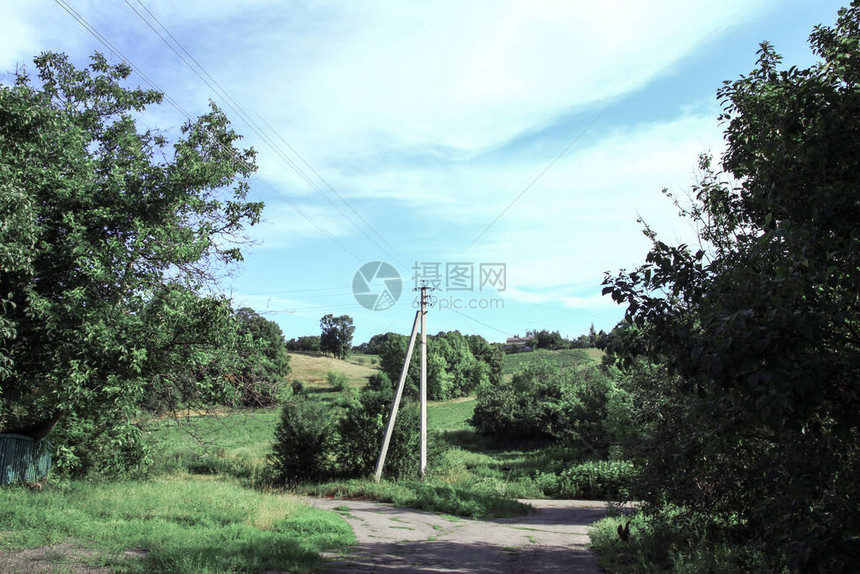 乡村中美丽自然的公路夏天的风景观图片