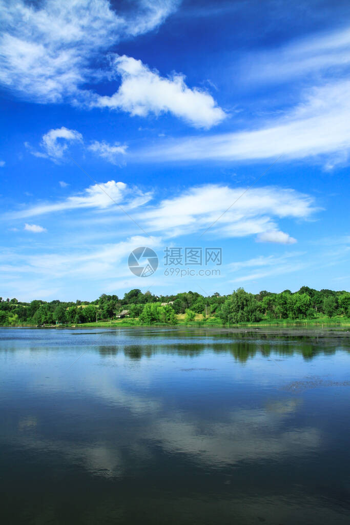 夏季高地美丽的河流位于山丘背景上的生态清洁公园保护区内的湖泊春天里一道靓丽的风景用于设图片