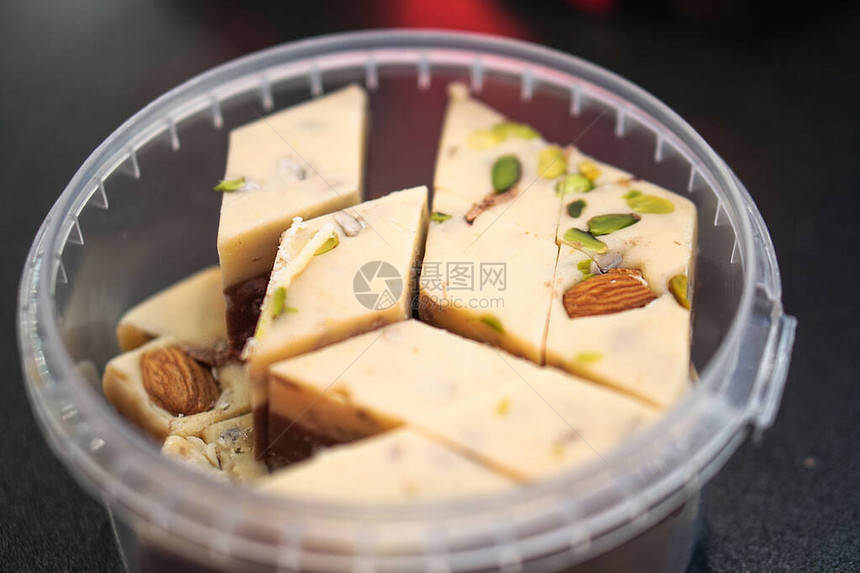 土耳其甜食装在塑料盒中乌兹别克的哈尔瓦图片