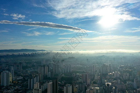 城市生活航空场景的空中雾气清晨风景图片