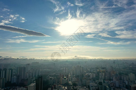 城市生活航空场景的空中雾气清晨风景图片