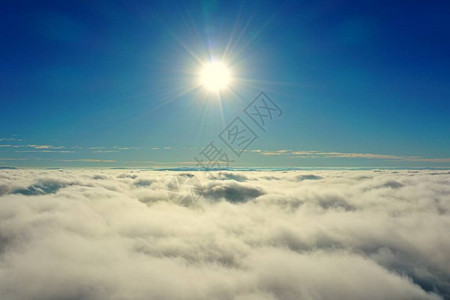 城市生活航空场景的空中雾气清晨风景图片