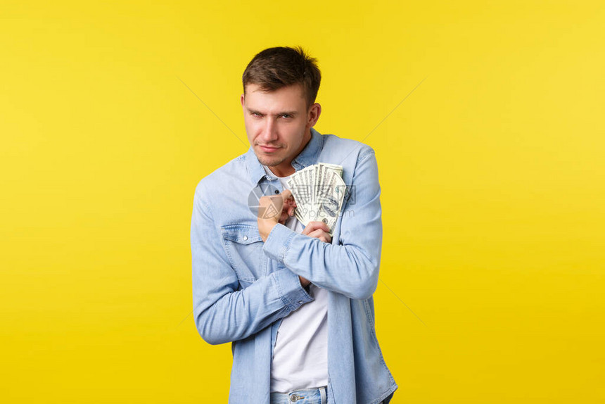 贪婪有趣的金发男人抱着钱图片