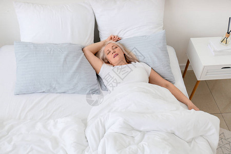 成熟的女人在床上睡觉时打鼾呼吸暂停问题图片