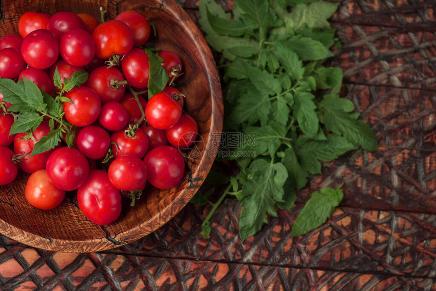 鲜樱桃西红柿在木碗里樱桃西红柿图片