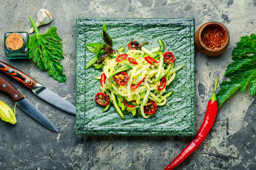 新鲜西葫芦辣椒大蒜和香草的夏季沙拉素食图片