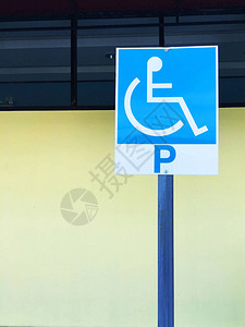 残疾人徽章的停车标志背景图片