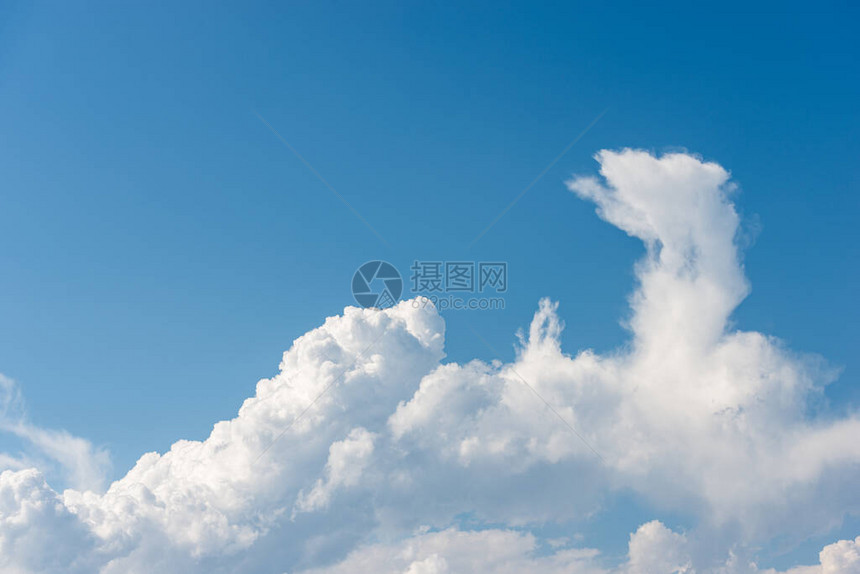 蓝色天空中浮起的白云紧图片