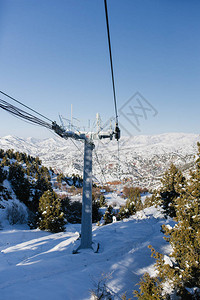 冬季乌兹别克斯坦山区Beldersay滑雪度假胜高清图片