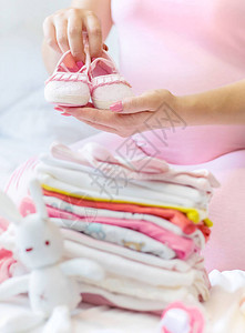孕妇在折叠婴儿的东西有选择图片