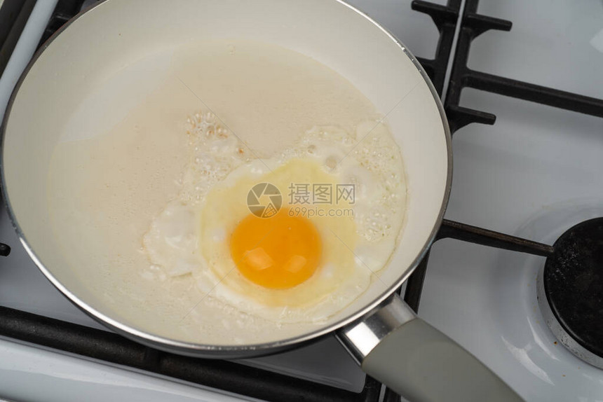 鸡蛋在锅里煎炸配有白陶瓷图片