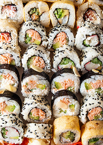日本海鲜寿司在黑色背景与图片
