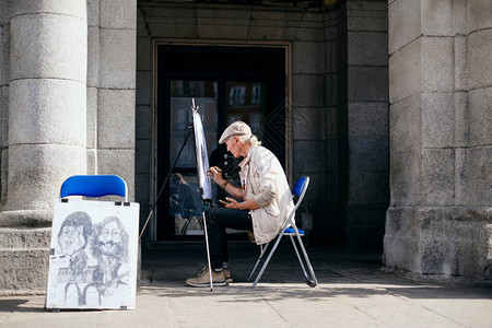 西班牙马德里市广场Canvas街面画家绘画肖像背景图片