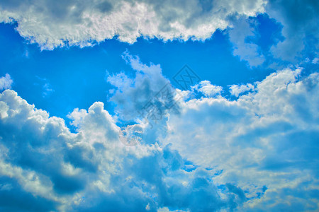 美丽的蓝色天空在明亮图片