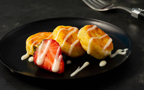 黑背景的甜奶酪蛋糕草莓浆果餐厅服务图片