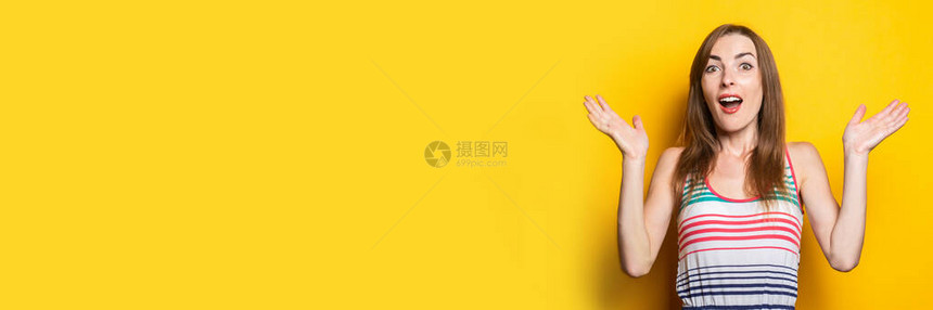 身穿条纹防晒衣的年轻女人在黄色背景下感图片