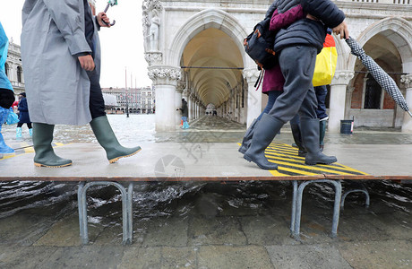 潮水期间在威尼斯的牧人平台上图片