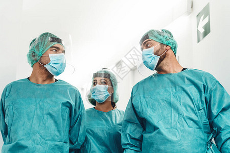 医生在电晕爆发期间准备在医院进行外科手术图片