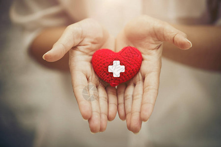 帮助捐血的医疗护理共同分享爱与疾病抗争概念掌声手伸出红心图片