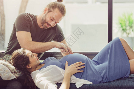 怀孕妻子在家陪可爱的丈夫玩儿小肚子图片