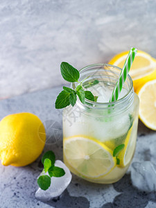 一杯夏季杯子用柠檬薄荷和冰补充图片