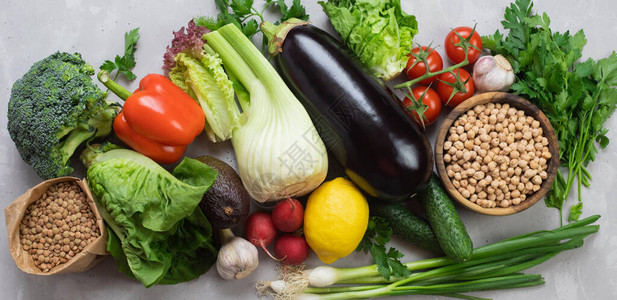 健康饮食素食主义新鲜蔬菜扁豆鹰嘴豆的概念餐桌图片