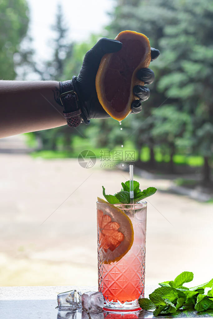 清凉的夏季鸡尾酒加一片葡萄汁酒精饮料Paloma装饰用一股图片