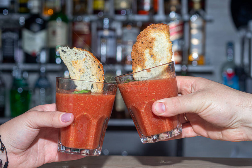 西班牙凉菜汤番茄汤凉爽的夏日午餐在装饰有面包丁的玻璃杯中在餐厅图片