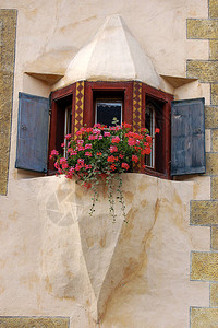 在瑞士欧洲格劳本登州恩加丁山谷Scuol市Ardez古老村庄的旧阳台图片